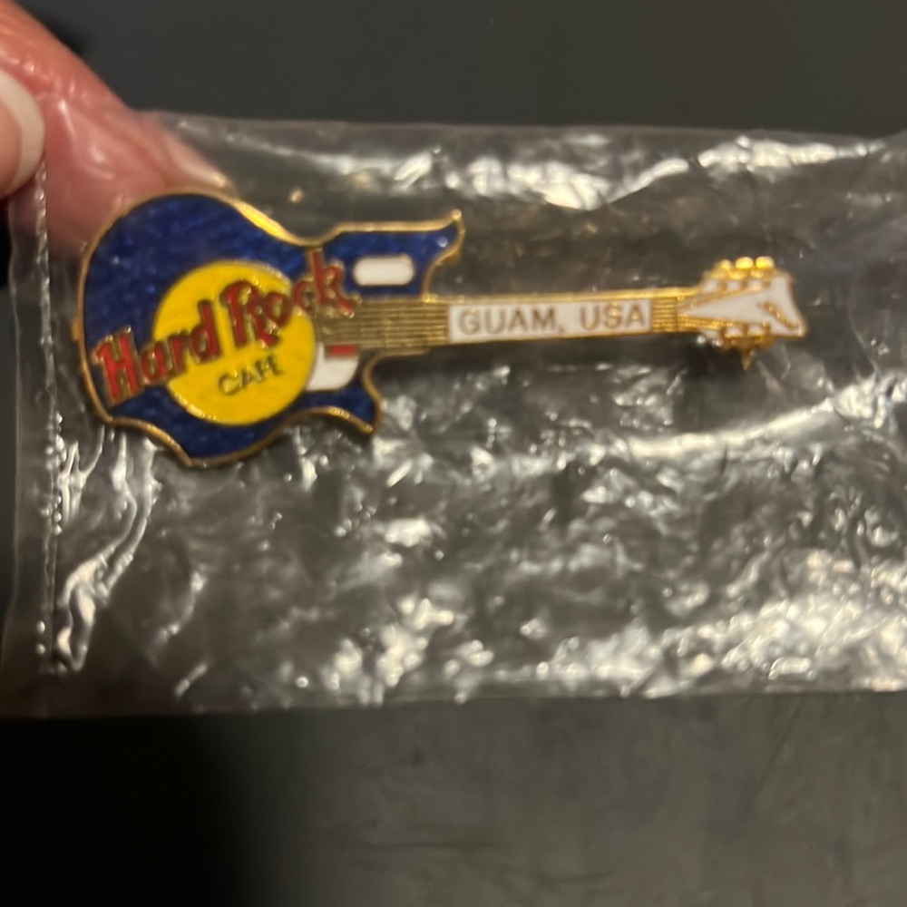 Hard Rock Cafe Guitar Pin